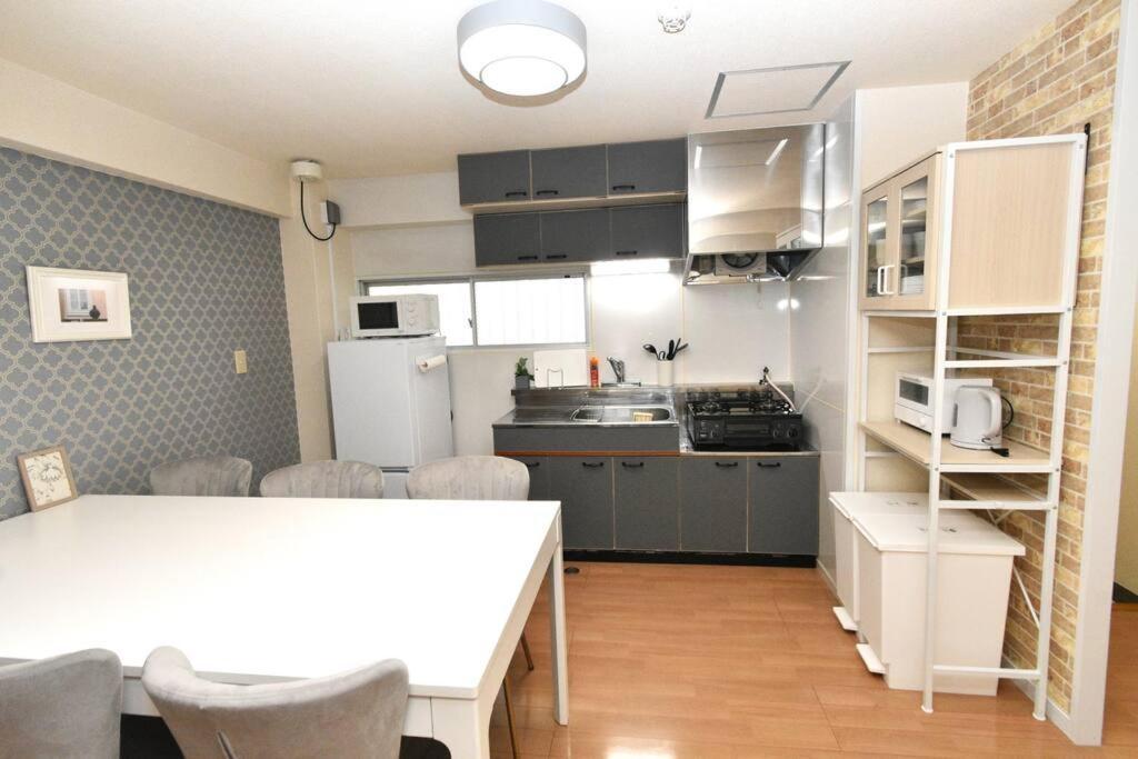 ゆったり1Ldkで最大8人まで宿泊可能！博多駅・キャナルも徒歩圏内！コンビニ・スーパー徒歩１分！ Szumijosi Kültér fotó